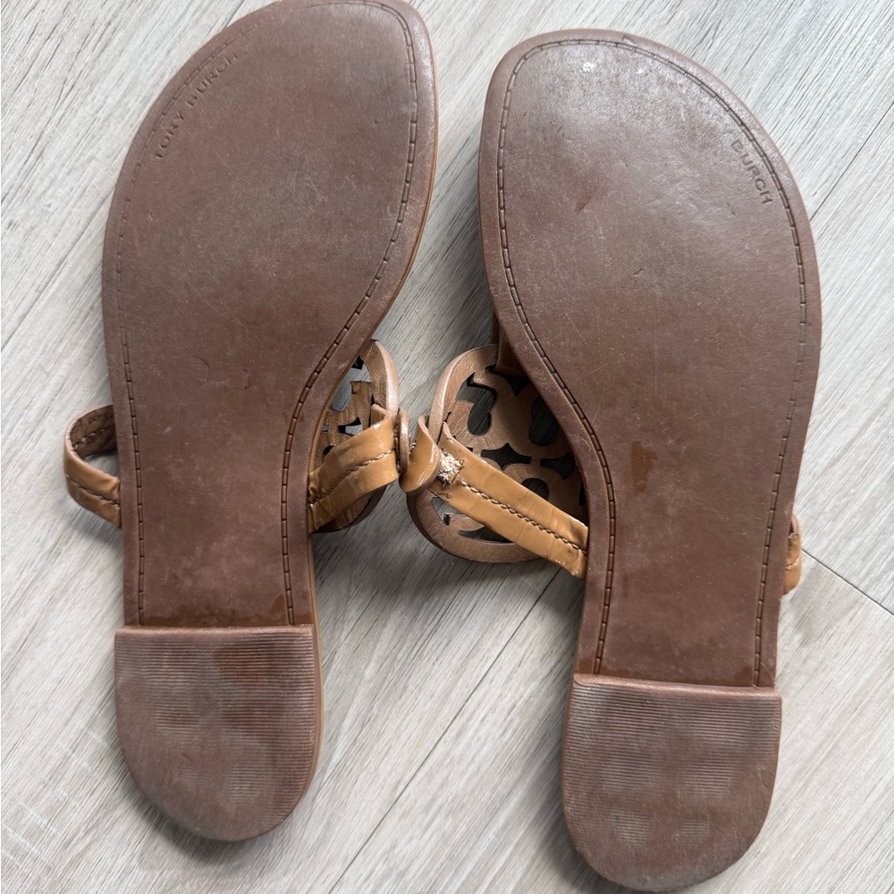 Tory Burch Tan Patent Leather Logo Thong Sandals - Picture 2 of 3